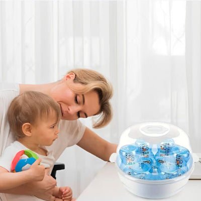 Maman et bébé tout joyeux en attendant le biberon