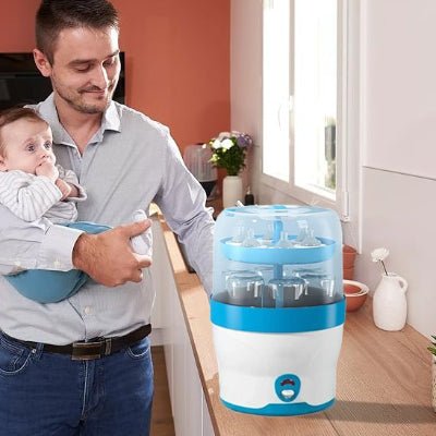 Papa ravi avec le sterilisateur de son bebe